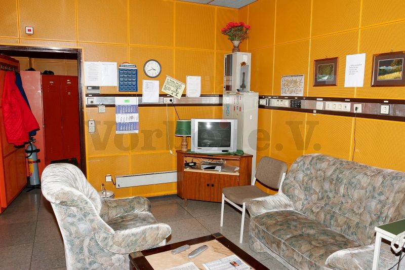 Raum 10 mit Blick in Raum 8 (ehem. Kryptoraum) ab dem Jahr 1990. Der Raum wurde zum Aufenthalts- und Pausenraum für AFD-Personal hergerichtet.