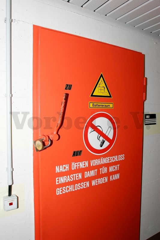 Tür zum Batterieraum (Raum 5) in der GSVBw 47 Niederbrombach.