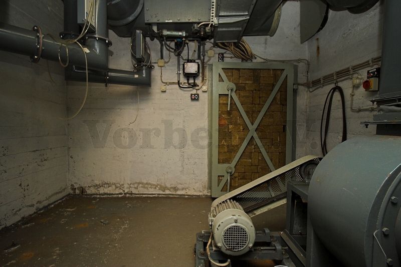 Diese Abbildung zeigt das Schutzluftgebläse im Filteranbau des Bunkers.