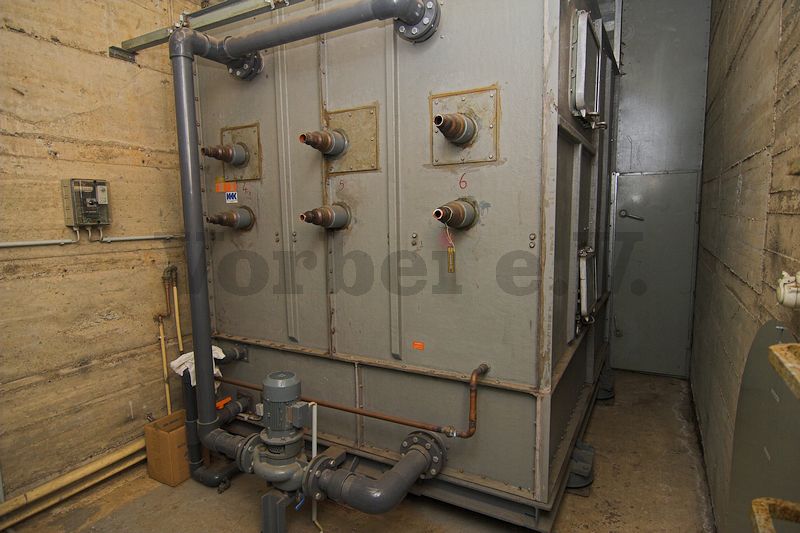 Die Luftstoßventile werden über die Klimatür erreicht. Zum Betrieb der Kühlmaschinen muss diese Tür geschlossen und verriegelt werden, damit der luftgekühlte Kältemittel-Verflüssiger von der Luft durchströmt wird.