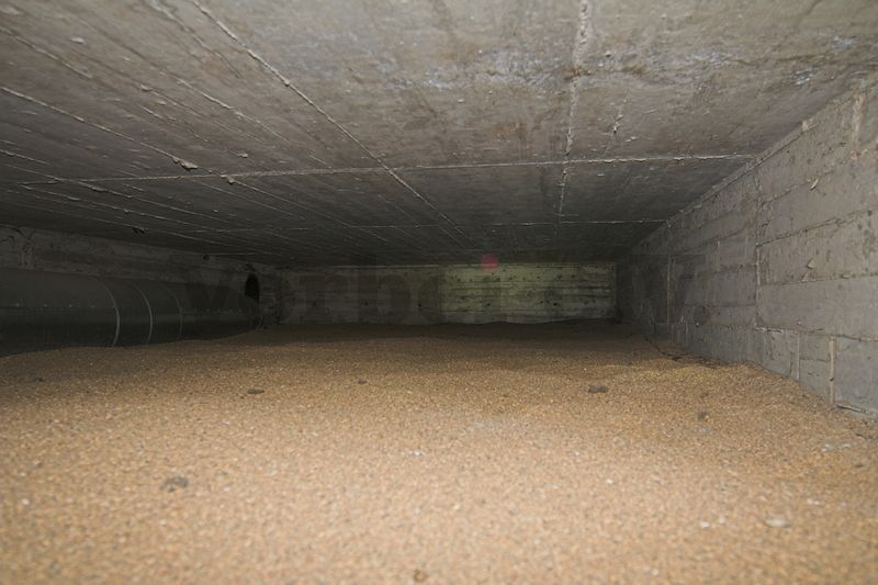 Blick in eine der beiden Etagen des Sandfilters. Auf ca. 1,20 Meter sind die Filterbecken mit speziellem Filtersand gefüllt. Auf dem Boden verlaufen gelochte Rohre, über die die Außenluft im Schutzluftbetrieb angesaugt wird – und dazu vorher den Sandkörper durchströmen muss.