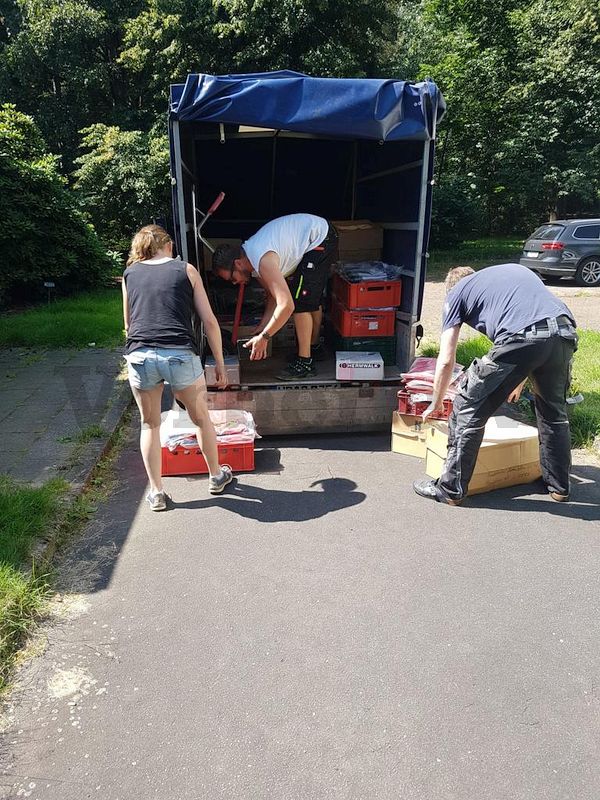 Ein Helfer der Gruppe „Bremerhaven und Umzu hilft den Hochwasseropfern“ holt die Arbeitskleidung ab und transportiert sie zur Sammelstelle. Mitglieder des Vorbei e.V. helfen bei der Beladung des Anhängers.