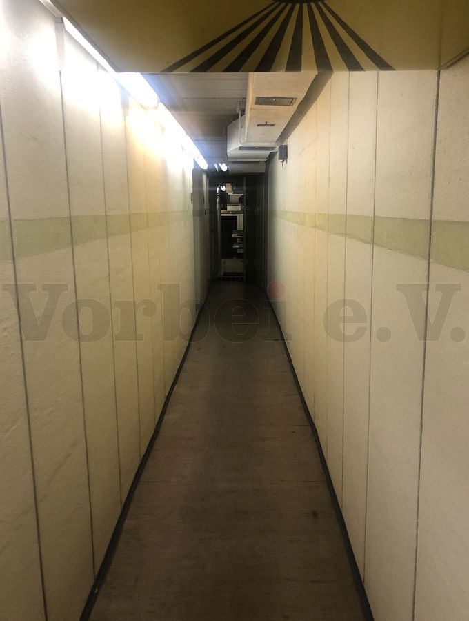 Raum 40: Der Eingangsflur im Fernmeldebunker (Objekt 1) kann verschlossen werden, so dass der Zugang in den Bunker nur noch durch die Dekontaminationsanlage erfolgen kann.