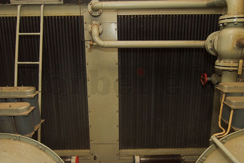 Dieses Foto zeigt den Wasserkühler für die Dieselmaschinensätze im Filteranbau des Museumsbunkers Hannovers. Vor den Kühlern (und dahinter) befinden sich die thermostatgesteuerten Frostschutz-Elektroheizungen.