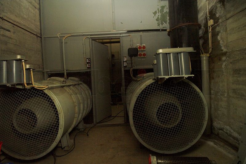 Dieses Foto zeigt einen Blick auf die insgesamt vier Axial-Lüftergebläse (jeweils zwei Gebläse hintereinander in einem Gehäuse), die für den benötigten Luftstrom zum Kühlen des Kühlwassers sorgen. Die maximale Förderleistung beträgt 56.000 m3 pro Stunde.