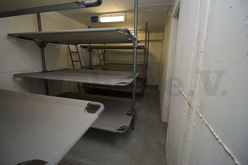 Die Liegeräume im Bunker wurden mit 3-stöckigen Schutzraumliegen ausgestattet. In diesem Raum befinden sich vier Schutzraum-Liegegestelle mit je sechs Schutzraumliegen.