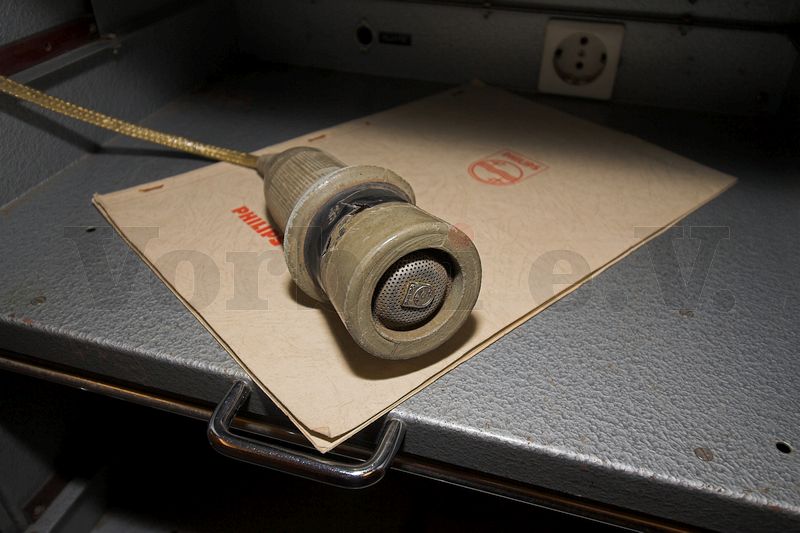 Die Abbildung zeigt ein Mikrofon, das für Durchsagen im Bunker genutzt wurde. Es ist immer noch Funktionsfähig.