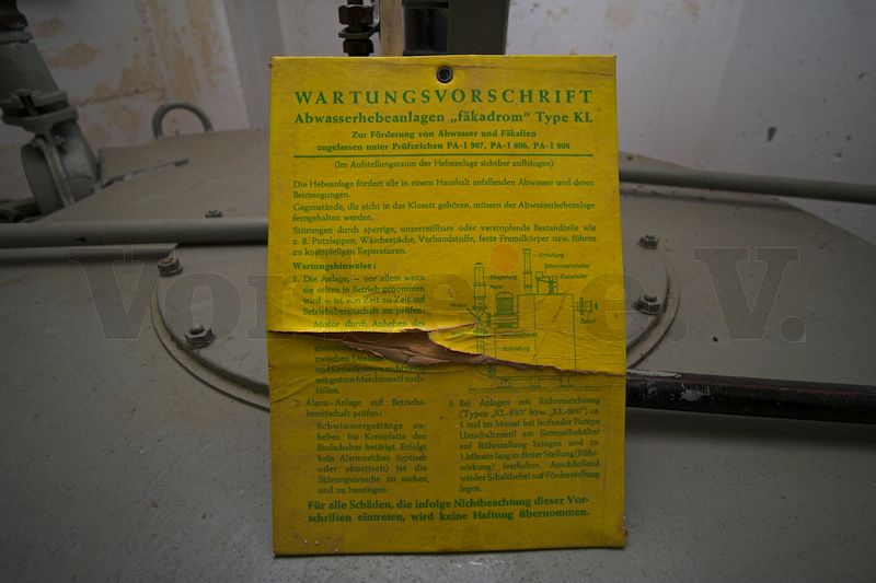 Das Foto zeigt die originale Wartungsvorschrift für die Abwasserhebeanlage „Fäkadrom“.