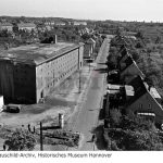 Der Fotograf Wilhelm Hauschild hat diese Aufnahme vom Luftschutzbunker in der Torstenssonstraße am 25.05.1955 vom Turm der St. Thomaskirche aus angefertigt. (Bildquelle: HAZ-Hauschild-Archiv, Historisches Museum Hannover)