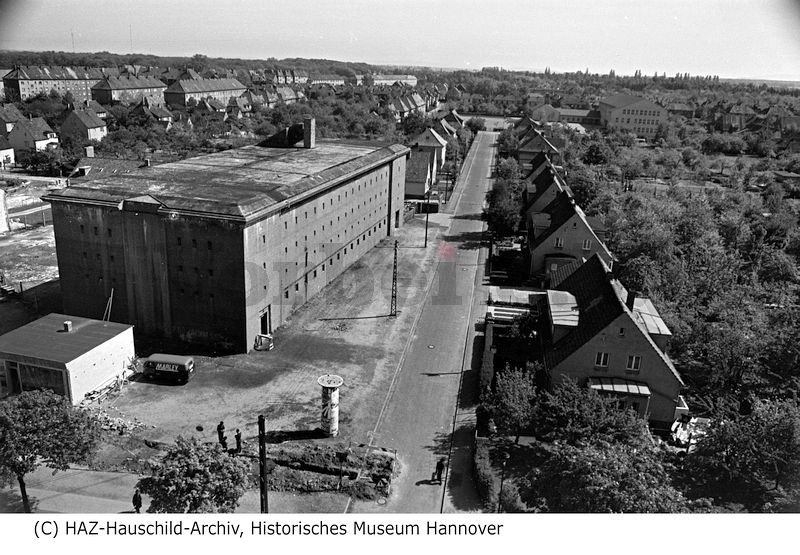 Der Fotograf Wilhelm Hauschild hat diese Aufnahme vom Luftschutzbunker in der Torstenssonstraße am 25.05.1955 vom Turm der St. Thomaskirche aus angefertigt. (Bildquelle: HAZ-Hauschild-Archiv, Historisches Museum Hannover)