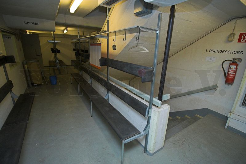 Die Schutzraum-Sitzbank im Bunker nach der Reparatur: Die Einhängevorrichtungen wurden neu befestigt und die Kopflehne der Schutzraum-Sitzbank wieder sicher befestigt.