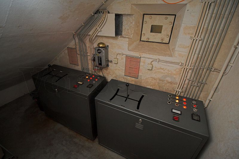 Die beiden Steuerschränke für die elektrohydraulisch betätigten Schleusentüren 1 und 2 im Bunker nach Abschluss der Reinigungsarbeiten im eingeschalteten Zustand. Auf beiden Steuerschränken leuchten die Kontrolllampen.