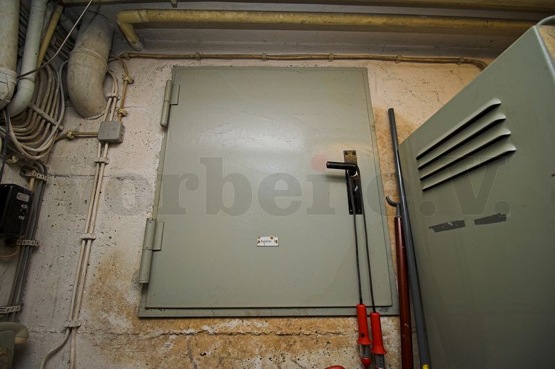 Eine kleine Metalltür im oberen Bereich einer Wand im Bunker dient als Wartungszugang zum Tankbehälter Nummer eins.