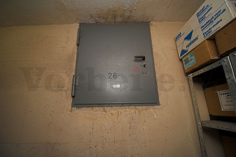 Im oberen Bereich an einer Wand im Bunker befindet sich direkt unter der Raumdecke eine kleine Metalltür. Diese Tür dient als Wartungszugang zum Tankbehälter zwei.