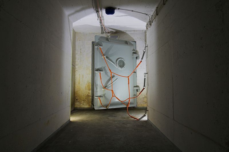Eine gasdichte Schleusendrucktür im Museumsbunker Hannover ist halb geöffnet. Die elektrohydraulisch betätigte Schleusendrucktür wurde von der Bochumer Eisenhütte Heintzmann & Co hergestellt und hält einen Druckstoß von 10 bar stand.