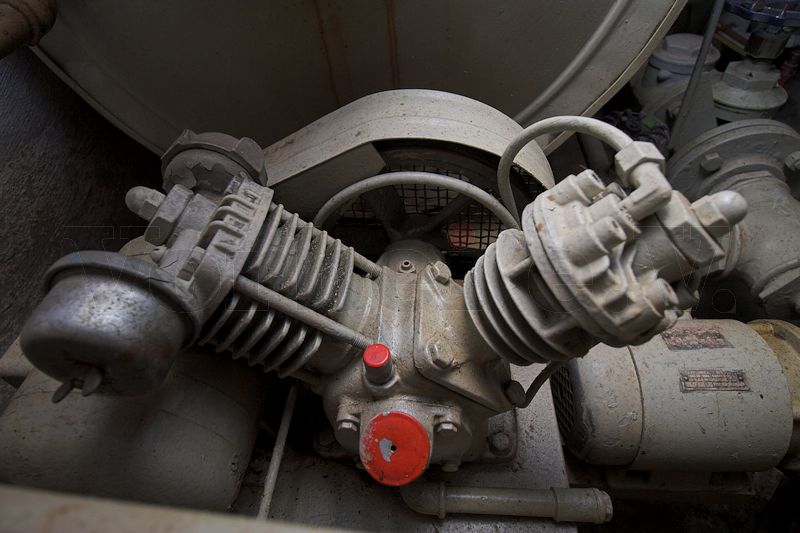 Ein Kompressor im Maschinenraum des Museumsbunkers Hannover, der zum Befüllen der Druckluft-Anlassflasche dient.