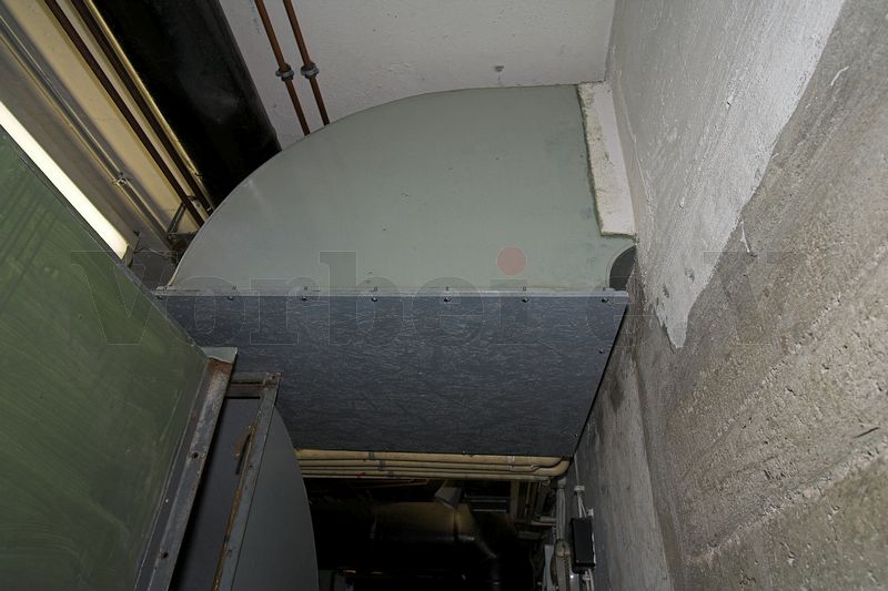 Unter der Raumdecke des Bunkers befindet sich der etwa 100cm x 100cm große Lüftungskanal. Die quadratische Öffnung wurde mit einer Platte verschlossen.
