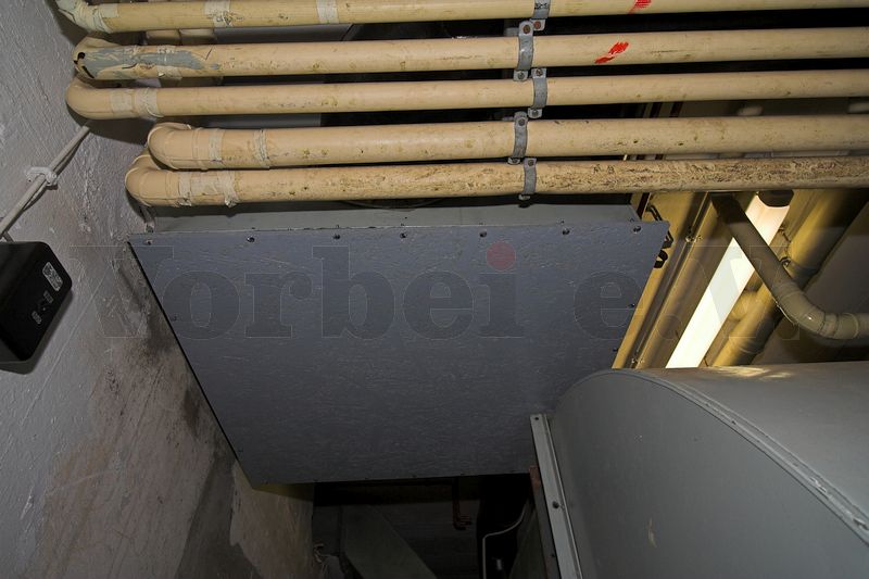 Ein offener quadratischer Lüftungskanal unter der Bunkerdecke wurde mit einer Platte verschlossen worden.