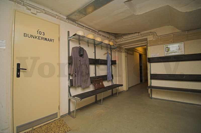 Zugang zum Dienstraum des Bunkerwarts im Museumsbunker Hannover.