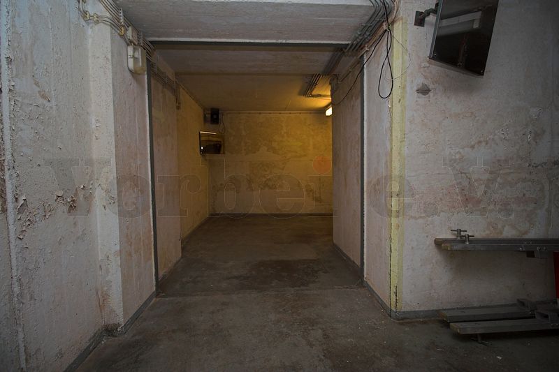 Der Schleusenbereich „Schleuse 1“ im Museumsbunker Hannover. Eine Besonderheit ist der noch vorhandene Metallrahmen, durch den der Durchgang führt. In diesem Metallrahmen wurden die Luftschutztüren eingehängt, als der Bunker noch als Luftschutzbunker genutzt wurde.