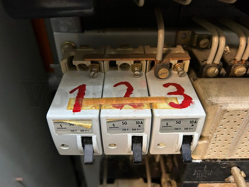 Drei weiße Sicherungsautomaten sind auf der Oberseite mit 1,2 und 3 beschriftet. Diese Zahlen weisen auf den Notbeleuchtungskreis hin, der mit dem Sicherungsautomaten aus- oder eingeschaltet werden kann.