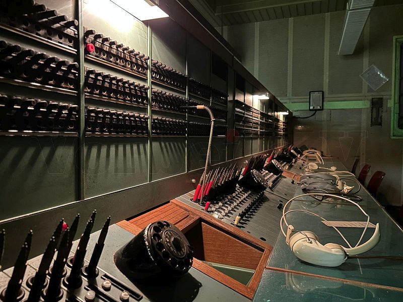 Die Arbeitsplätze an der F57-Fernsprechvermittlung sind mit Klinkenfeldern und Vermittlungsschnüren ausgestattet. Die Notbeleuchtungslampen werden automatisch eingeschaltet, wenn sie aus dem Vermittlungsschrank herausgezogen werden.