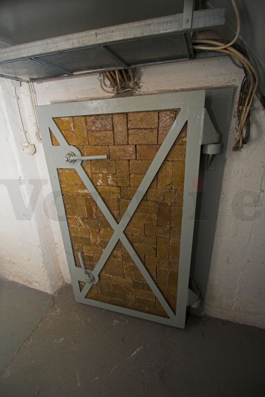 Die Strahlenschutztür besteht aus einem Metallrahmen, der mit Strahlenschutzsteinen aufgefüllt wurde. Die Vorderseite der Tür ist so aufgebaut, dass die Strahlenschutzsteine sichtbar sind.