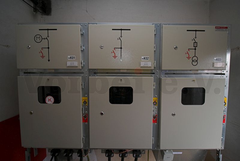 Die neue Mittelspannungs-Schaltanlage im Übergaberaum im Bunker besteht aus drei Schaltfeldern. Die Felder sind beschriftet mit K01, K02 und K02 (von Links nach Rechts). Schalter K01 und K02 dienen zum Schalten der beiden 10kV-Zuleitungen. Mit dem Schalter K03 wird der Transformator eingeschaltet.