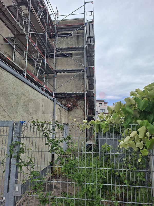 Kurz vor dem abschließenden Rückbau: Noch steht das Baugerüst an der Bunkerrückseite….. Kurz vor dem abschließenden Rückbau: Noch steht das Baugerüst an der Bunkerrückseite.....