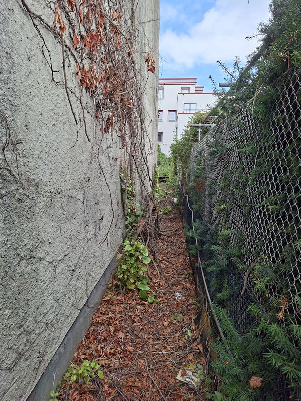 Der schmale Betriebsweg zwischen Filteranbau und Grundstücksgrenze ist wieder frei begehbar. Zuvor wurde dieser Durchgang noch vollständig vom Baugerüst beansprucht. Der schmale Betriebsweg zwischen Filteranbau und Grundstücksgrenze ist wieder frei begehbar. Zuvor wurde dieser Durchgang noch vollständig vom Baugerüst beansprucht.