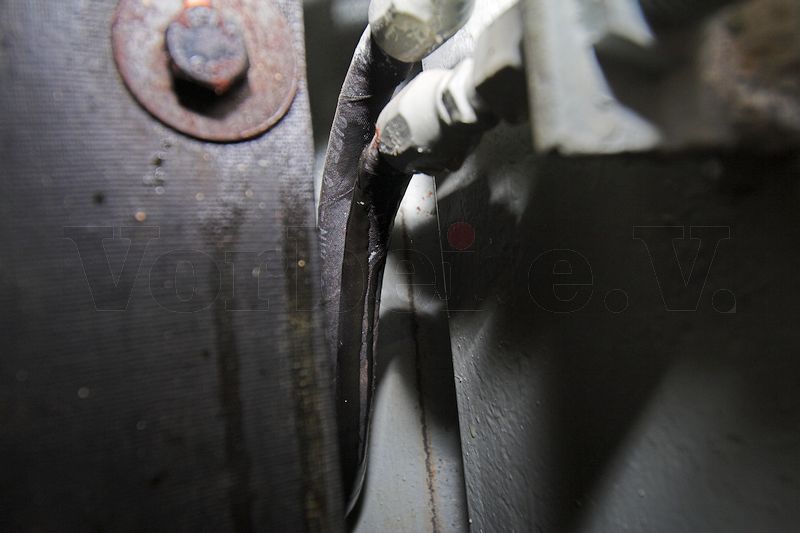 Die Schadensstelle ist aufgrund der flexiblen Schutzabdeckung (rechts im Bild) nicht einfach zu lokalisieren: Der untere Schlauch ist direkt im Knickbereich beschädigt. Hydrauliköl ist ausgetreten und läuft am Schlauch herunter. Die Schadensstelle ist aufgrund der flexiblen Schutzabdeckung (rechts im Bild) nicht einfach zu lokalisieren: Der untere Schlauch ist direkt im Knickbereich beschädigt. Hydrauliköl ist ausgetreten und läuft am Schlauch herunter.