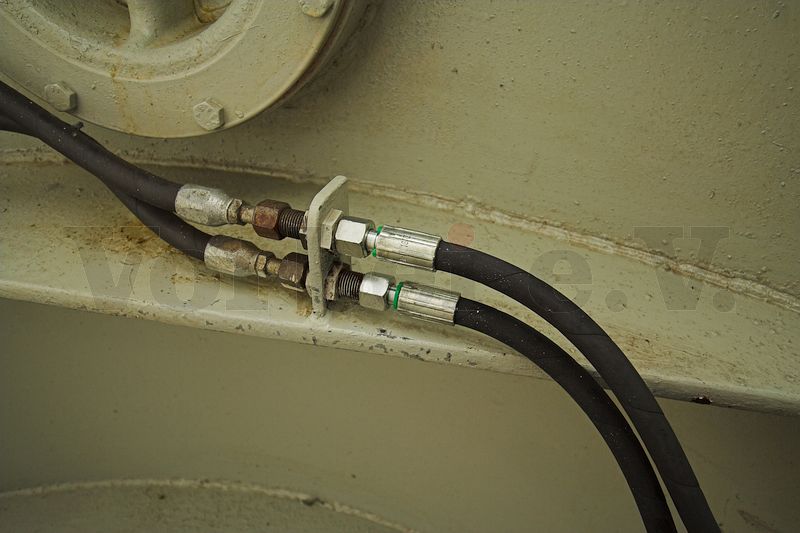 Hydraulikverbindungen im Detail: Die auf der linken Seite abgehenden Hydraulikschläuche führen zu dem Hydraulikzylinder, der die beiden Vorreiber betätigt und damit die Tür fest verriegelt. Die beiden Schläuche auf der rechten Seite wurden von uns erneuert und stellen die Verbindung zum Steuergerät im Dienstraum des Schleusenwärters her. Hydraulikverbindungen im Detail: Die auf der linken Seite abgehenden Hydraulikschläuche führen zu dem Hydraulikzylinder, der die beiden Vorreiber betätigt und damit die Tür fest verriegelt. Die beiden Schläuche auf der rechten Seite wurden von uns erneuert und stellen die Verbindung zum Steuergerät im Dienstraum des Schleusenwärters her.