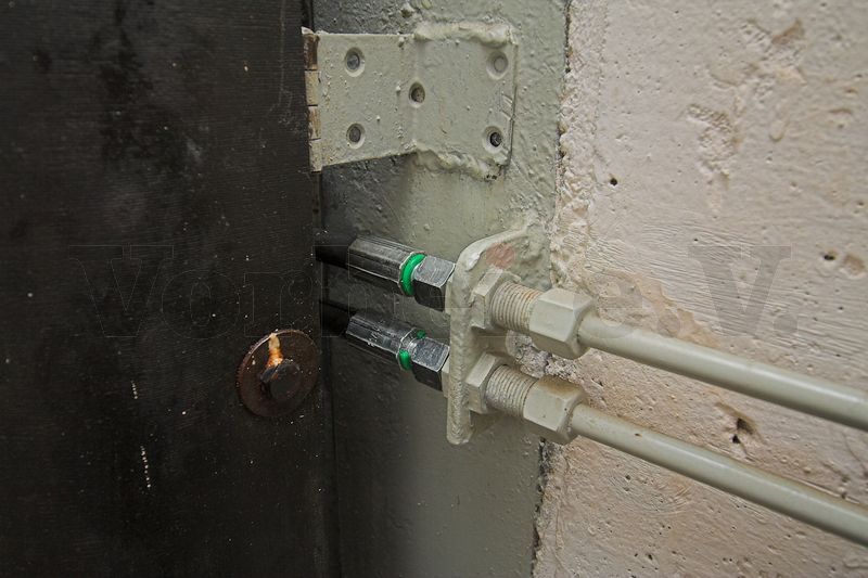 Die Schraubverbindungen der beiden Hydraulikleitungen am Rahmen der Schleusendrucktür. Die festen Hydraulikleitungen (Rechts im Bild) führen zum Steuergerät, das im Dienstraum des Schleusenwärters aufgestellt ist. Die Schraubverbindungen der beiden Hydraulikleitungen am Rahmen der Schleusendrucktür. Die festen Hydraulikleitungen (Rechts im Bild) führen zum Steuergerät, das im Dienstraum des Schleusenwärters aufgestellt ist.