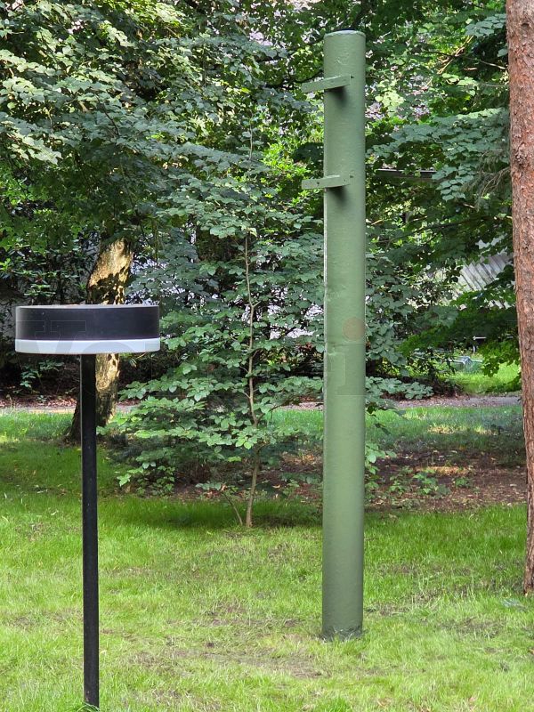 Der Mast hat auf dem GSVBw-Gelände einen neuen Standort gefunden. Nach Reinigung und Entrostung erhielt er einen Anstrich mit einem Speziallack aus Militärbeständen, der ihn nun dauerhaft vor Witterungseinflüssen schützt und seinen zeitgeschichtlichen Charakter bewahrt. Auf dem GSVBw-Gelände wurde der Mast neu aufgestellt. Sorgfältig gereinigt, entrostet und mit einem speziellen Militärlack gestrichen, ist er heute nicht nur vor Wind und Wetter geschützt, sondern zugleich als technisches Relikt der Zeitgeschichte erhalten.