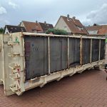 Zur Entsorgung des Rückschnittes wurde ein Grüngut-Container in einer eigens dafür eingerichteten Parkverbots-Zone aufgestellt. Mit Hilfe unserer Schubkarre haben wir das Grüngut vom Bunker zum Container transportiert.