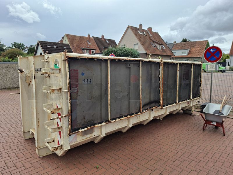 Zur Entsorgung des Rückschnittes wurde ein Grüngut-Container in einer eigens dafür eingerichteten Parkverbots-Zone aufgestellt. Mit Hilfe unserer Schubkarre haben wir das Grüngut vom Bunker zum Container transportiert. Zur Entsorgung des Rückschnittes wurde ein Grüngut-Container in einer eigens dafür eingerichteten Parkverbots-Zone aufgestellt. Mit Hilfe unserer Schubkarre haben wir das Grüngut vom Bunker zum Container transportiert.
