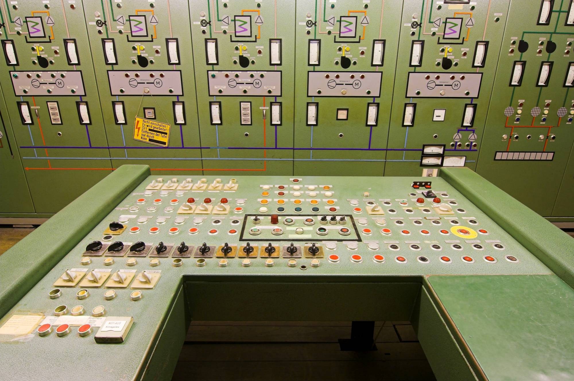 Leitstand für die Versorgungstechnik im Bunker Erich. Während des Kalten Krieges wurde von diesem CRC (Control an Reporting Centre) in Erntdebrück ein zugewiesener Luftraum der Bundesrepublik Deutschland überwacht.