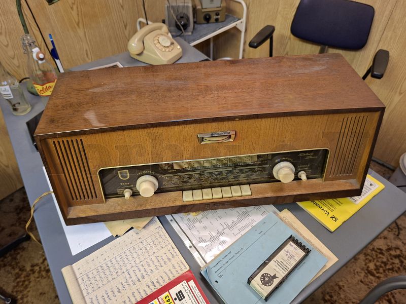 Bereit für den Erprobungsbetrieb: Unser Rundfunkempfänger, ein Philips Saturn 511 Stereo, auf dem Schreibtisch im Dienstraum des Bunkerwartes. Bereit für den Erprobungsbetrieb: Unser Rundfunkempfänger, ein Philips Saturn 511 Stereo, auf dem Schreibtisch im Dienstraum des Bunkerwartes.