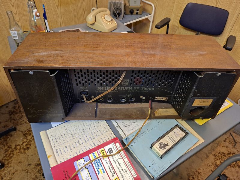 Der Rundfunkempfänger in der Rückansicht. Der Rundfunkempfänger in der Rückansicht.