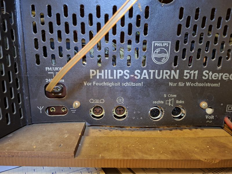 Detailaufnahme: Antennenanschlüsse auf der Rückseite des historischen Rundfunkempfängers. Detailaufnahme: Antennenanschlüsse auf der Rückseite des historischen Rundfunkempfängers.