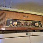 Der Rundfunkempfänger wurde auf dem originalen Stahl-Aktenschrank im Dienstraum des Bunkerwartes aufgestellt.