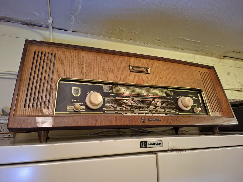 Der Rundfunkempfänger wurde auf dem originalen Stahl-Aktenschrank im Dienstraum des Bunkerwartes aufgestellt. Der Rundfunkempfänger wurde auf dem originalen Stahl-Aktenschrank im Dienstraum des Bunkerwartes aufgestellt.