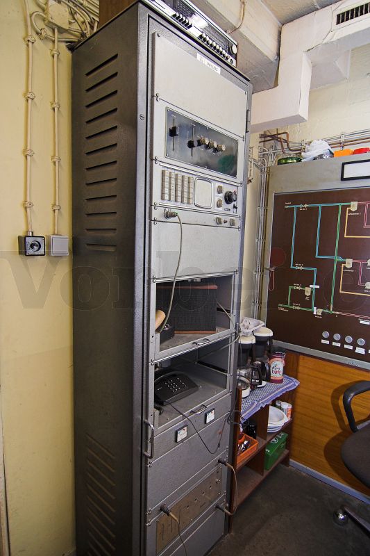 Im Dienstraum des Bunkerwartes der mittlerweile abgerissenen Zivilschutzanlage Hannover-Herrenhausen ist auf dem Schrank der Rundsprechanlage ein Radio des Herstellers „Nordmende“ Modell „Stereo 5005“ aufgestellt. Im Dienstraum des Bunkerwartes der mittlerweile abgerissenen Zivilschutzanlage Hannover-Herrenhausen ist auf dem Schrank der Rundsprechanlage ein Radio des Herstellers "Nordmende" Modell "Stereo 5005" aufgestellt.