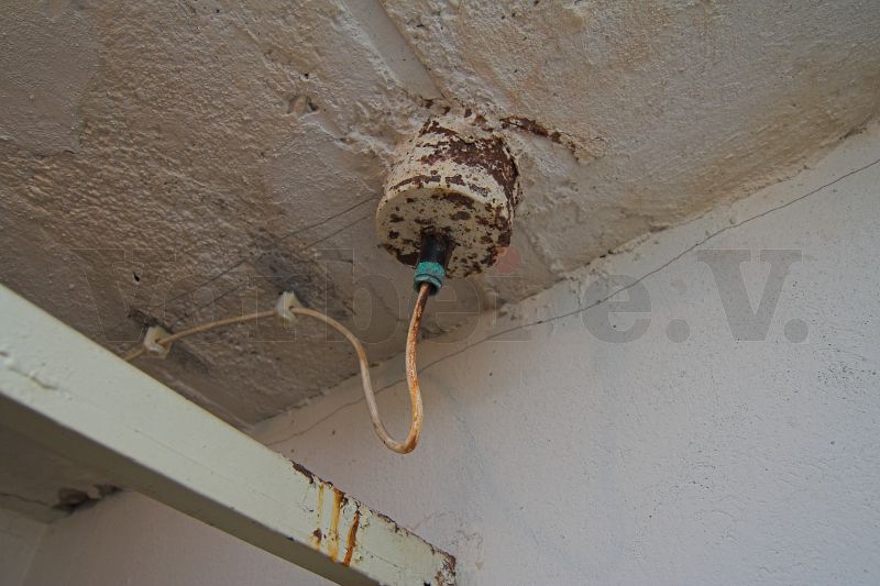 Die Wasser- und Druckdichte Kabeldurchführung durch die 2,50 starke Bunkerdecke im dritten Obergeschoss der Zivilschutzanlage. Das Antennenkabel führt von hier aus bis in den Dienstraum des Bunkerwartes im ersten Obergeschoss. Die Wasser- und Druckdichte Kabeldurchführung durch die 2,50 starke Bunkerdecke im dritten Obergeschoss der Zivilschutzanlage. Das Antennenkabel führt von hier aus bis in den Dienstraum des Bunkerwartes im ersten Obergeschoss.