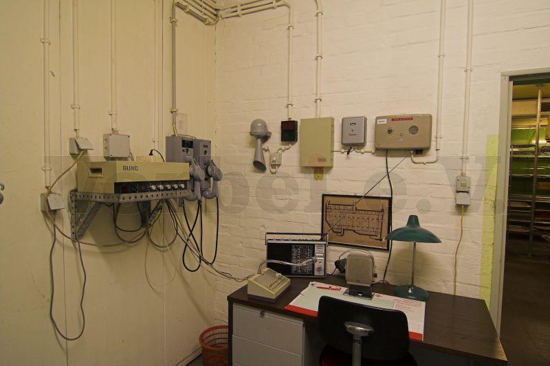 Im Dienstraum des Bunkerwartes der mittlerweile geräumten Zivilschutzanlage Ernst-August-Platz, bekannt als „Bahnhofsbunker Hannover“, kam ein Radio des Herstellers „Grundig“, Modell „Concert Boy Luxus 1500“ zum Einsatz. Im Dienstraum des Bunkerwartes der mittlerweile geräumten Zivilschutzanlage Ernst-August-Platz, bekannt als "Bahnhofsbunker Hannover", kam ein Radio des Herstellers "Grundig", Modell "Concert Boy Luxus 1500" zum Einsatz.