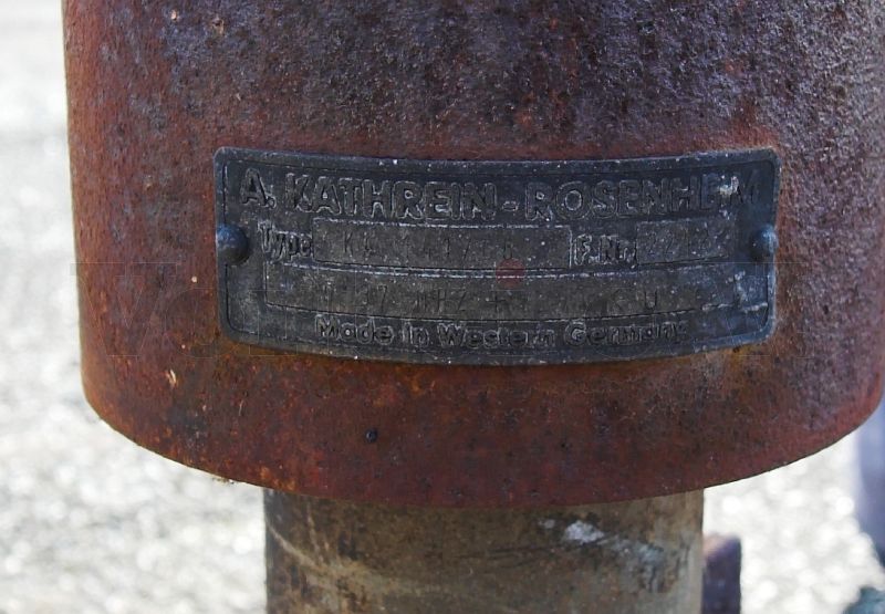 Das Typenschild der Antenne wurde vermutlich seit über 50 Jahren der Witterung ausgesetzt und ist daher nur noch zum Teil lesbar. Das Typenschild der Antenne wurde vermutlich seit über 50 Jahren der Witterung ausgesetzt und ist daher nur noch zum Teil lesbar.