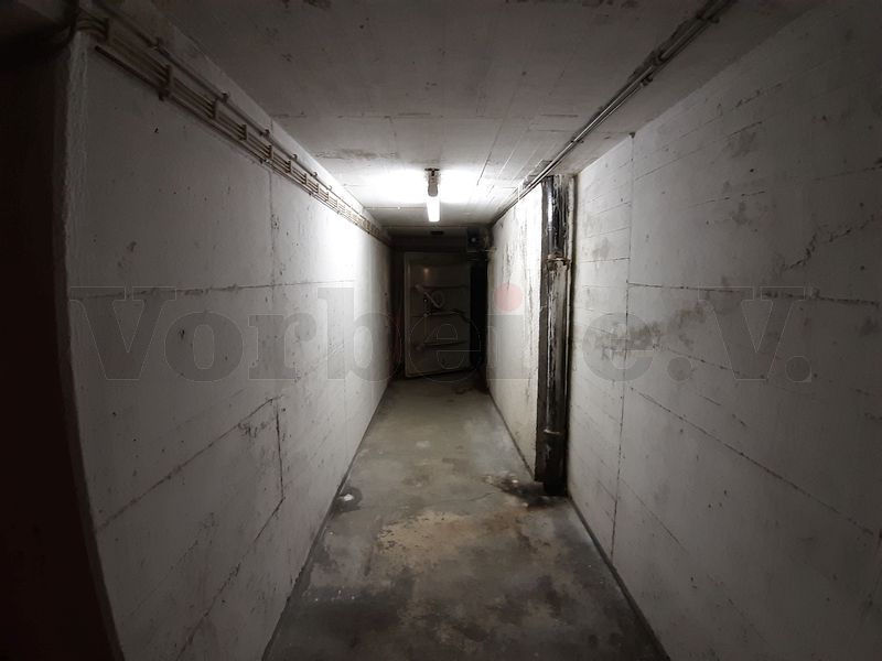 In diesem Schleusenvorraum führt die Messleitung für den Differenzdruck an der linken Wand entlang und endet kurz vor der Türöffnung. Im Hintergrund ist die geöffnete äußere Schleusendrucktür zu erkennen. In diesem Schleusenvorraum führt die Messleitung für den Differenzdruck an der linken Wand entlang und endet kurz vor der Türöffnung. Im Hintergrund ist die geöffnete äußere Schleusendrucktür zu erkennen.