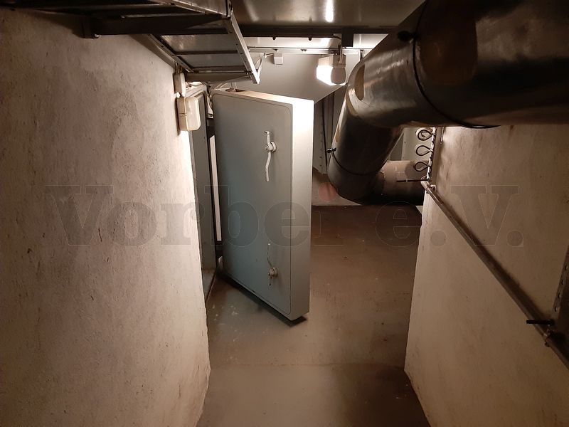 Auch die schwere, mit Strahlenschutzsteinen gefüllte Schutzraumtür zum Filteranbau musste für die Erprobung geschlossen und verriegelt werden. Auch die schwere, mit Strahlenschutzsteinen gefüllte Schutzraumtür zum Filteranbau musste für die Erprobung geschlossen und verriegelt werden.