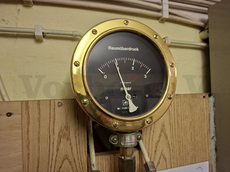 Schon nach kurzer Zeit baut sich im gesamten Bunker ein geringer Überdruck von etwa 1 mbar auf, der auf dem Manometer im Bunkerwart-Dienstraum angezeigt wird. Dieser Wert liegt in dem Bereich, der in der Betriebsanleitung als Soll-Wert aufgeführt ist. Unser Fazit: Alle originalen technischen Ausstattungen und Einrichtungen, die im Verschlussfall einen Überdruckbetrieb der Schutzluftanlage ermöglichen, sind auch heute noch funktionsfähig, Schon nach kurzer Zeit baut sich im gesamten Bunker ein geringer Überdruck von etwa 1 mbar auf, der auf dem Manometer im Bunkerwart-Dienstraum angezeigt wird. Dieser Wert liegt in dem Bereich, der in der Betriebsanleitung als Soll-Wert aufgeführt ist. Unser Fazit: Alle originalen technischen Ausstattungen und Einrichtungen, die im Verschlussfall einen Überdruckbetrieb der Schutzluftanlage ermöglichen, sind auch heute noch funktionsfähig,