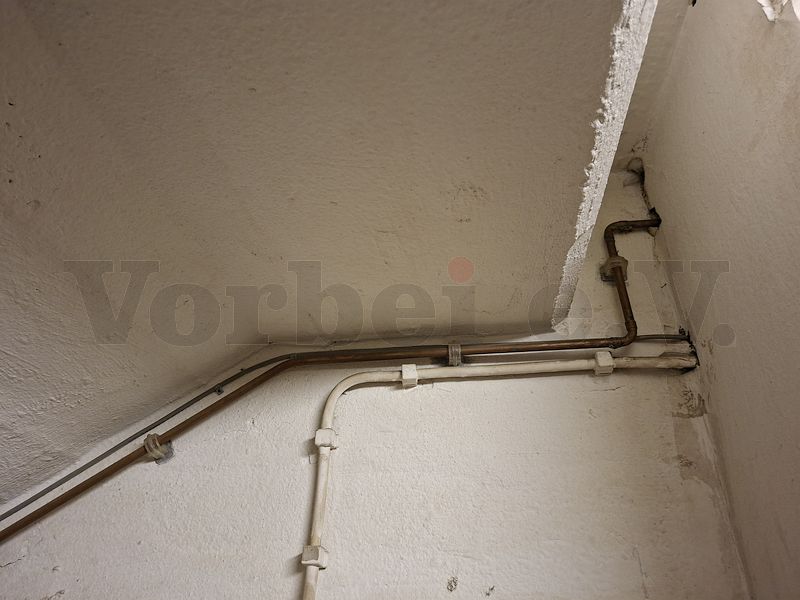 Diese Messleitung des Manometers führt vom Dienstraum des Bunkerwartes im ersten Obergeschoss über den Treppenbereich hinab ins Erdgeschoss. Diese Messleitung des Manometers führt vom Dienstraum des Bunkerwartes im ersten Obergeschoss über den Treppenbereich hinab ins Erdgeschoss.